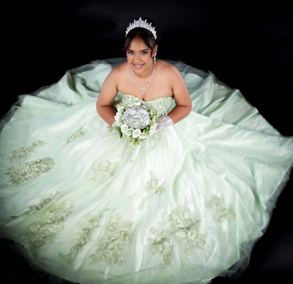 Sesión de quinceañera en Foto Estudio Les Corts — vestido y ramo