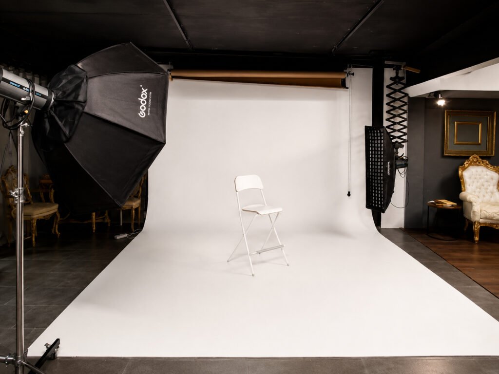 Ciclorama blanco profesional en el estudio de fotografía en Barcelona, ideal para producto y moda